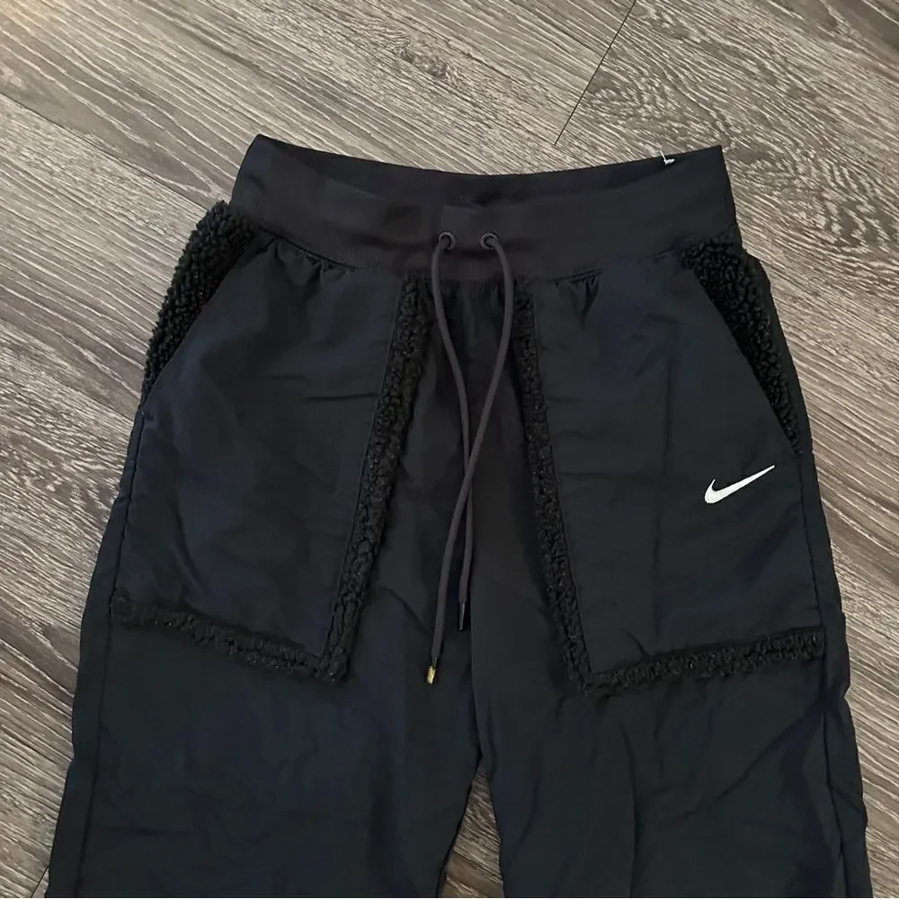 Nike womens Sportswear Essential Woven High-Waisted Curve Pants